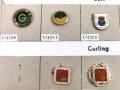Deutschland nach 1945, Sammlung 4 Stück Abzeichen zum Thema "Golf" und 2 zum Thema Curling jeweils komplett mit Nadel bzw. Nadelsystem