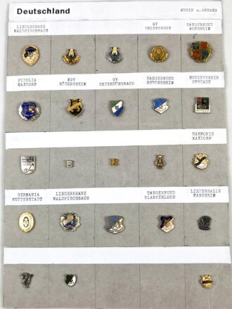 Deutschland nach 1945, Sammlung 23 Stück Abzeichen zum Thema "Musik und Gesang" jeweils komplett mit Nadel bzw. Nadelsystem