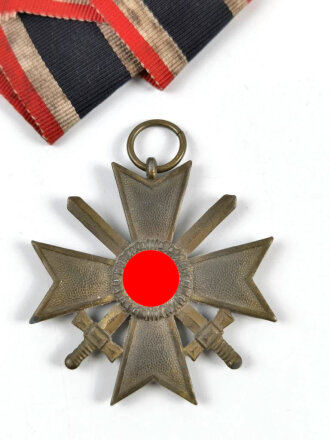 Kriegsverdienstkreuz 2. Klasse 1939 mit Schwertern, Zink  mit Bandabschnitt