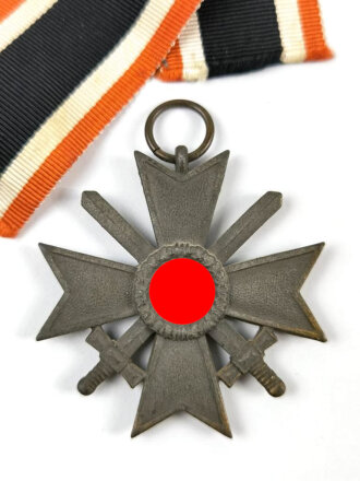 Kriegsverdienstkreuz 2. Klasse 1939 mit Schwertern mit Bandabschnitt in der ersten Farbgebung ( Orange )