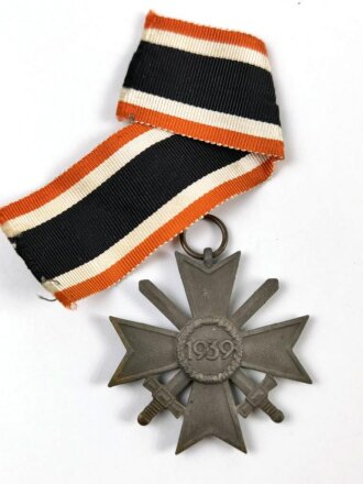 Kriegsverdienstkreuz 2. Klasse 1939 mit Schwertern mit Bandabschnitt in der ersten Farbgebung ( Orange )