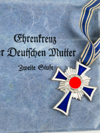Ehrenkreuz der Deutschen Mutter ( Mutterkreuz ) in Silber am Band mit Verleihungstüte, Hersteller Deschler & Sohn, München im hervorragenden Zustand