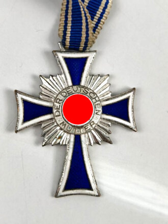 Ehrenkreuz der Deutschen Mutter ( Mutterkreuz ) in Silber am Band mit Verleihungstüte, Hersteller Deschler & Sohn, München im hervorragenden Zustand