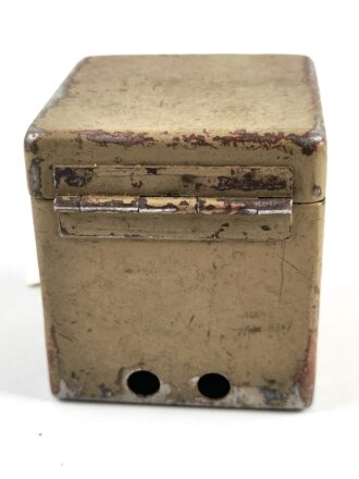 Batteriekasten ( Behälter für Stromquelle ) für diverse Optiken der Wehrmacht, sandfarbener Originallack