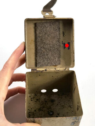 Batteriekasten ( Behälter für Stromquelle ) für diverse Optiken der Wehrmacht, sandfarbener Originallack