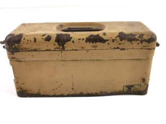 Transportkasten aus Blech Wehrmacht, sandfarbener Originallack, 21 x 8 x 10cm