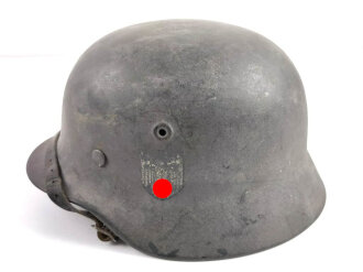 Heer, Stahlhelm Modell 1940. In allen Teilen originales und zusammengehöriges Stück Q64, das Hakenkreuz zu etwa 70% erhalten.