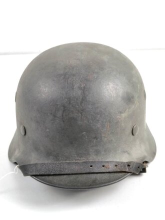 Heer, Stahlhelm Modell 1940. In allen Teilen originales und zusammengehöriges Stück Q64, das Hakenkreuz zu etwa 70% erhalten.