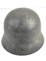 Heer, Stahlhelm Modell 1940. In allen Teilen originales und zusammengehöriges Stück Q64, das Hakenkreuz zu etwa 70% erhalten.