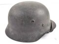 Heer, Stahlhelm Modell 1940. In allen Teilen originales und zusammengehöriges Stück Q64, das Hakenkreuz zu etwa 70% erhalten.