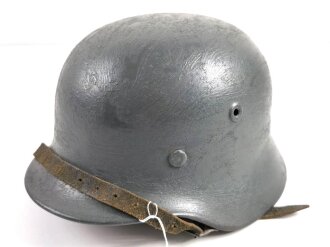 Heer, Stahlhelm Modell 1940. In allen Teilen originales und zusammengehöriges Stück Q64, in der Zeit dick graugrün überstrichen