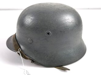 Heer, Stahlhelm Modell 1940. In allen Teilen originales und zusammengehöriges Stück Q64, in der Zeit dick graugrün überstrichen