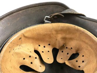 Heer, Stahlhelm Modell 1940. In allen Teilen originales und zusammengehöriges Stück Q64, in der Zeit dick graugrün überstrichen