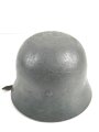 Heer, Stahlhelm Modell 1940. In allen Teilen originales und zusammengehöriges Stück Q64, in der Zeit dick graugrün überstrichen