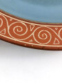 Porzellanmanufaktur Allach, Keramikteller mit germanischen Motiven. Durchmesser 33cm. Eine kleine Beschädigung im umlaufenden Band ( von unten sichtbar) , Glasurrisse mittig, sowie kleine Farbfehler am Rand