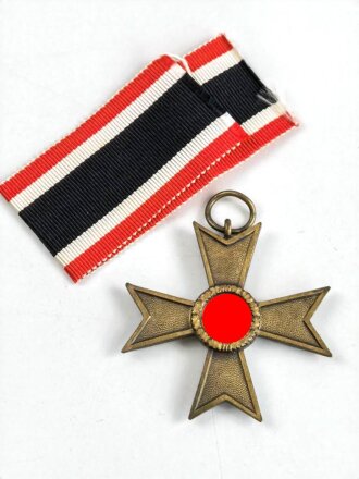 Kriegsverdienstkreuz 2. Klasse 1939 ohne Schwerter mit Bandabschnitt, Buntmetall