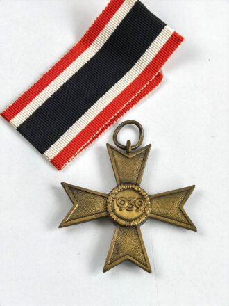 Kriegsverdienstkreuz 2. Klasse 1939 ohne Schwerter mit Bandabschnitt, Buntmetall