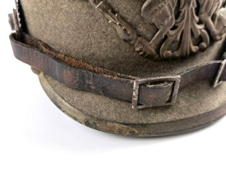 1.Weltkrieg Preussen, Pickelhaube für Mannschaften aus Filz, in gutem Gesamtzustand. Doppellöcher, Kinnriemen original ?