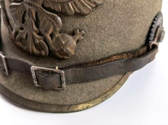 1.Weltkrieg Preussen, Pickelhaube für Mannschaften aus Filz, in gutem Gesamtzustand. Doppellöcher, Kinnriemen original ?