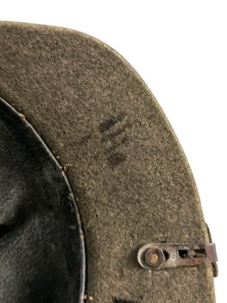 1.Weltkrieg Preussen, Pickelhaube für Mannschaften aus Filz, in gutem Gesamtzustand. Doppellöcher, Kinnriemen original ?