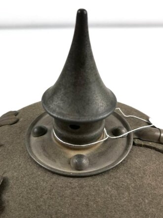 1.Weltkrieg Preussen, Pickelhaube für Mannschaften aus Filz, in gutem Gesamtzustand. Doppellöcher, Kinnriemen original ?