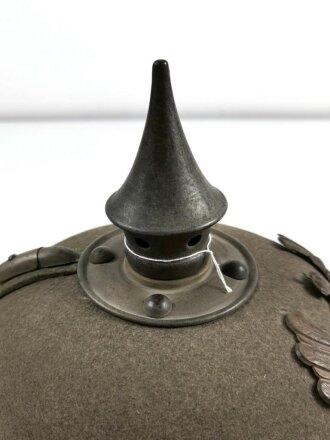 1.Weltkrieg Preussen, Pickelhaube für Mannschaften aus Filz, in gutem Gesamtzustand. Doppellöcher, Kinnriemen original ?