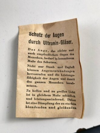 Allgemeine Schutzbrille Wehrmacht in Kunstlederhülle, ungetragenes Stück mit dunklen Ultrasin Gläsern, Beizettel von 1942 innliegend