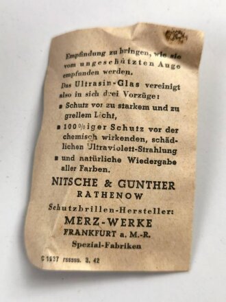 Allgemeine Schutzbrille Wehrmacht in Kunstlederhülle, ungetragenes Stück mit dunklen Ultrasin Gläsern, Beizettel von 1942 innliegend