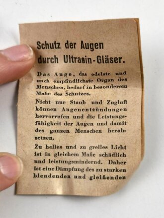 Allgemeine Schutzbrille Wehrmacht in Kunstlederhülle, ungetragenes Stück mit dunklen Ultrasin Gläsern, Beizettel von 1942 innliegend