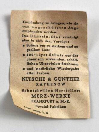 Allgemeine Schutzbrille Wehrmacht in Kunstlederhülle, ungetragenes Stück mit dunklen Ultrasin Gläsern, Beizettel von 1942 innliegend