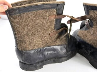 Paar Überschuhe für die Winterfront, wurden über den normalen Stiefeln z.B. auf Wache getragen.Ungetragenes Paar, datiert 1943