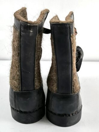 Paar Überschuhe für die Winterfront, wurden über den normalen Stiefeln z.B. auf Wache getragen.Ungetragenes Paar, datiert 1943