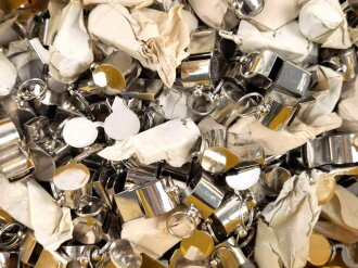 Trillerpfeife aus Metall, ungebraucht, vermutlich aus Polizeibeständen.