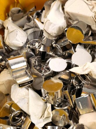 Trillerpfeife aus Metall, ungebraucht, vermutlich aus Polizeibeständen.