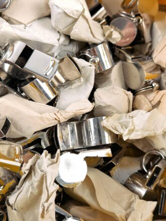 Trillerpfeife aus Metall, ungebraucht, vermutlich aus Polizeibeständen.