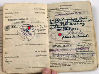 Luftwaffe, Soldbuch eines Angehörigen fliegendes Personal, u.a Zerstörergeschwader 101. eingetragen Flugzeugführerabzeichen und Verwundetenabzeichen schwarz.. Gelocht, geklebt, die Hakenkreuze übermalt