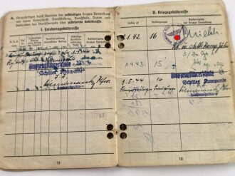 Luftwaffe, Soldbuch eines Angehörigen fliegendes Personal, u.a Zerstörergeschwader 101. eingetragen Flugzeugführerabzeichen und Verwundetenabzeichen schwarz.. Gelocht, geklebt, die Hakenkreuze übermalt