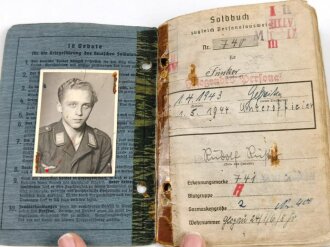 Luftwaffe, Soldbuch eines Angehörigen fliegendes Personal, u.a Zerstörergeschwader 101. eingetragen Flugzeugführerabzeichen und Verwundetenabzeichen schwarz.. Gelocht, geklebt, die Hakenkreuze übermalt