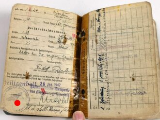 Luftwaffe, Soldbuch eines Angehörigen fliegendes Personal, u.a Zerstörergeschwader 101. eingetragen Flugzeugführerabzeichen und Verwundetenabzeichen schwarz.. Gelocht, geklebt, die Hakenkreuze übermalt