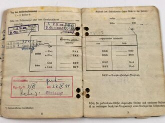 Luftwaffe, Soldbuch eines Angehörigen fliegendes Personal, u.a Zerstörergeschwader 101. eingetragen Flugzeugführerabzeichen und Verwundetenabzeichen schwarz.. Gelocht, geklebt, die Hakenkreuze übermalt