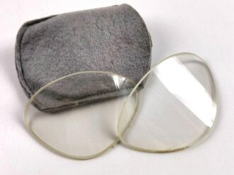 Paar Ersatzgläser für die Kradmelderbrille der Wehrmacht, gehört in der Hülle vorne in den Aufbewahrungskasten.. Guter Zustand