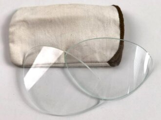 Paar Ersatzgläser für die Kradmelderbrille der Wehrmacht, gehört in der Hülle vorne in den Aufbewahrungskasten.. Guter Zustand