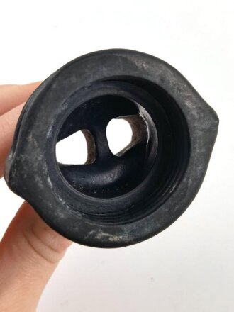 Mundstück für Gasmaskenfilter Wehrmacht, spätes Stück, wird direkt auf den Gasmaskenfilter aufgeschraubt. Selten, Gummi angetrocknet