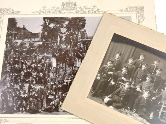 Hessen, 2 Grossformatige Fotos eines von Angehörigen im 1. Großh. Hess. Leibgarde Infanterie Regiment Nr. 115 Darmstadt. Maße 35 x 41 und 49 x 59cm