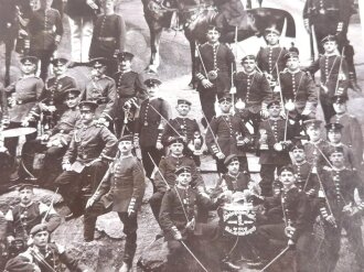 Hessen, 2 Grossformatige Fotos eines von Angehörigen im 1. Großh. Hess. Leibgarde Infanterie Regiment Nr. 115 Darmstadt. Maße 35 x 41 und 49 x 59cm