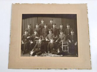 Hessen, 2 Grossformatige Fotos eines von Angehörigen im 1. Großh. Hess. Leibgarde Infanterie Regiment Nr. 115 Darmstadt. Maße 35 x 41 und 49 x 59cm