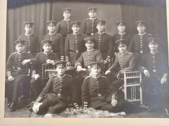 Hessen, 2 Grossformatige Fotos eines von Angehörigen im 1. Großh. Hess. Leibgarde Infanterie Regiment Nr. 115 Darmstadt. Maße 35 x 41 und 49 x 59cm