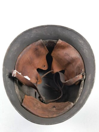 Schweden, Stahlhelm M21/26. Von der schwedischen Armee überlackiertes Stück in gutem Gesamtzustand