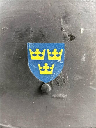 Schweden, Stahlhelm M21/26. Von der schwedischen Armee überlackiertes Stück in gutem Gesamtzustand