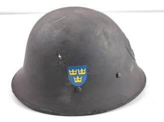 Schweden, Stahlhelm M21/26. Von der schwedischen Armee überlackiertes Stück in gutem Gesamtzustand